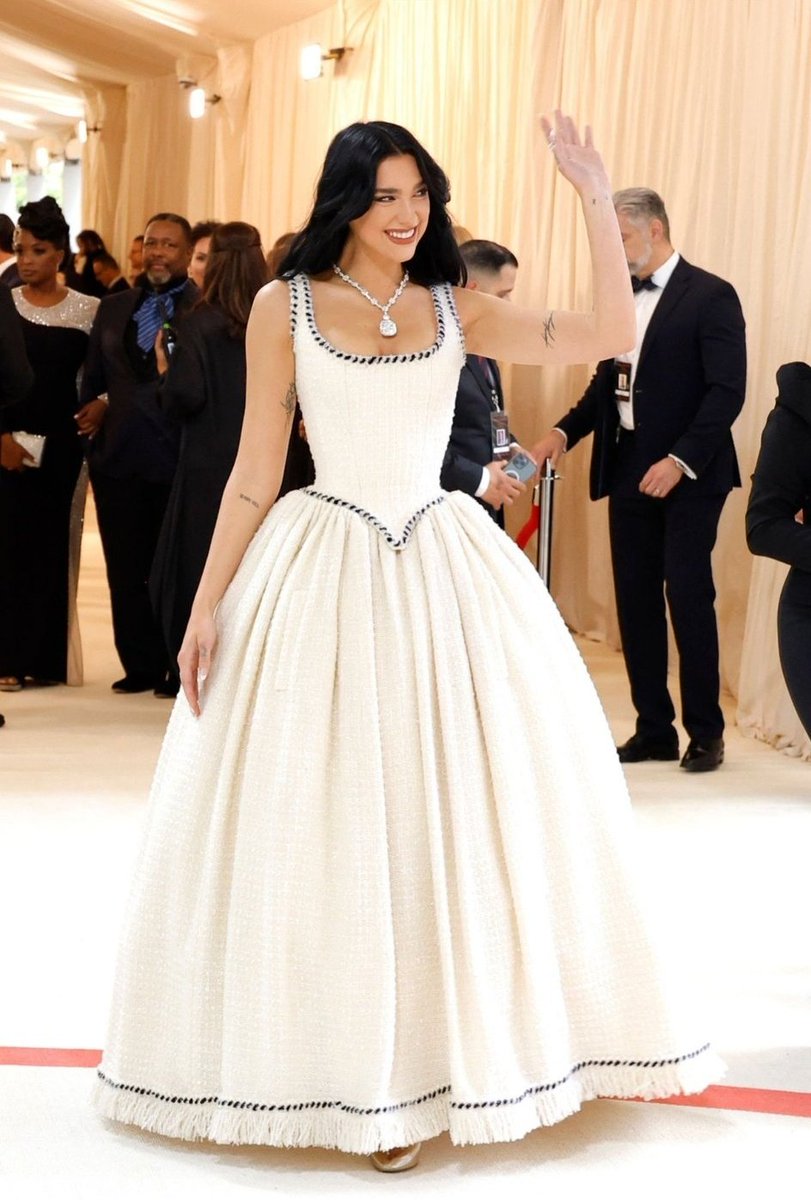 robertnogxs's tweet image. O met gala desse ano carregado por essas aq ó