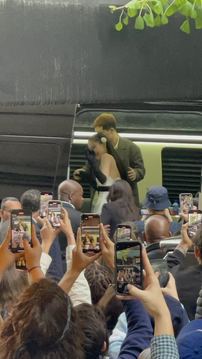 ALL EYES ON HER

JENNIE MET GALA #JENNIEatMETGala #MetGala