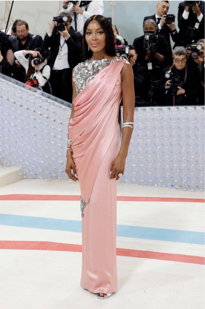 The Queen 👸🏽 has arrived #NaomiCampbell #MetGala