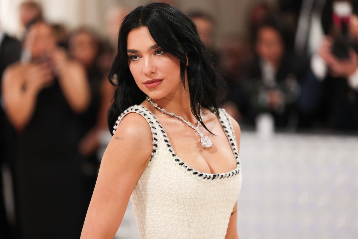 dlipahungary's tweet photo. 📸 | @DUALIPA posing at the #MetGala red carpet tonight https://t.co/eDFGJKQGfY