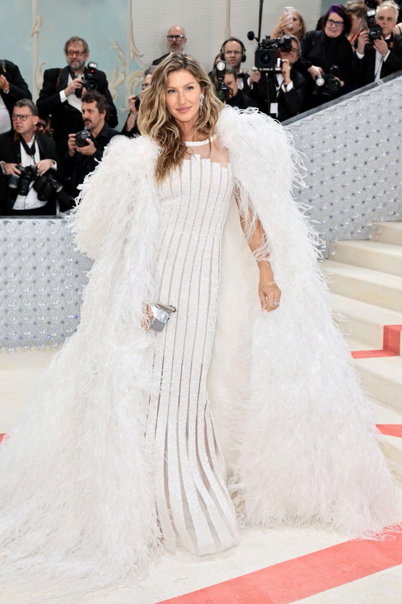 popcultureshub's tweet photo. Gisele Bündchen at #MetGala https://t.co/acQkrIBice