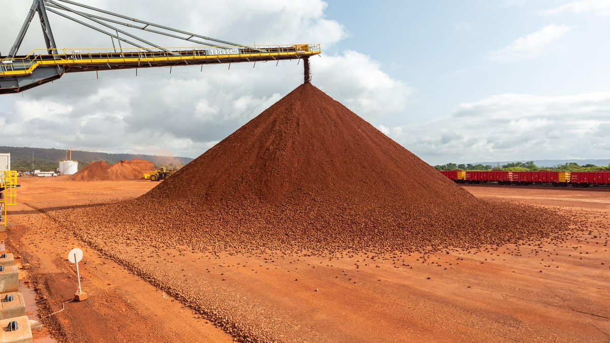 MrBillyJM's tweet photo. La bauxite plus qu’une vie, un minerai. Le centre de notre activité à Everest Mining, (7) sept ans aujourd’hui jour pour jour que nous valorisons notre ressource la plus importante à travers la logistique intégrée. Retrouvez nos camions sur les sites minières de Boke et de Boffa. https://t.co/u9FPIUdvAN