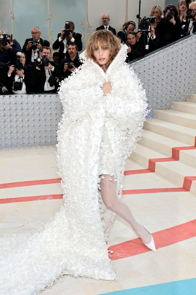 thesoftestaura's tweet photo. maya hawke in prada at the #metgala https://t.co/vDh6zkTz8H