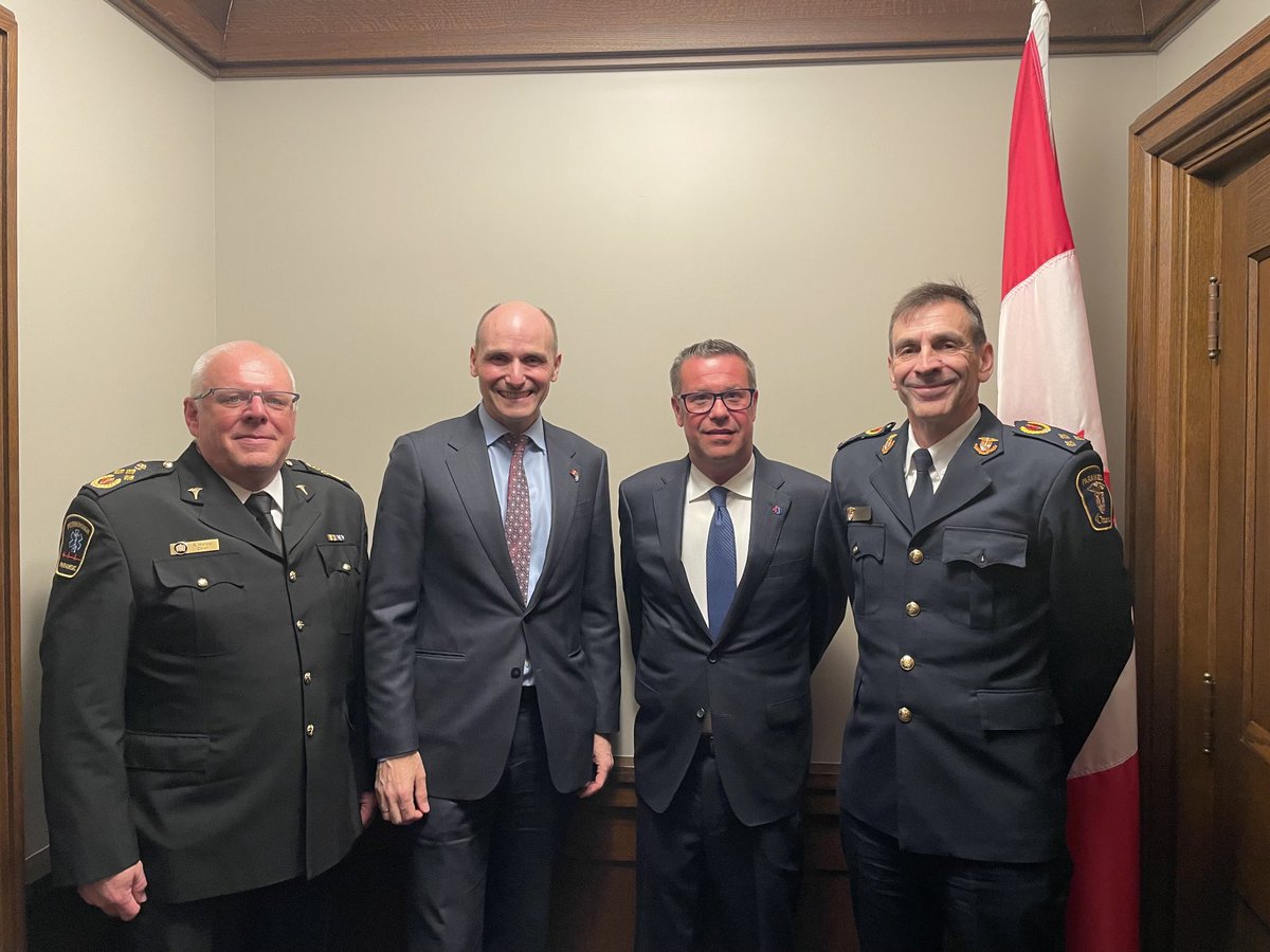 Great meeting with  Minister of Health ⁦⁦<a href="/jyduclos/">Jean-Yves Duclos</a>⁩. Thank you for your support #paramedicsonthehill