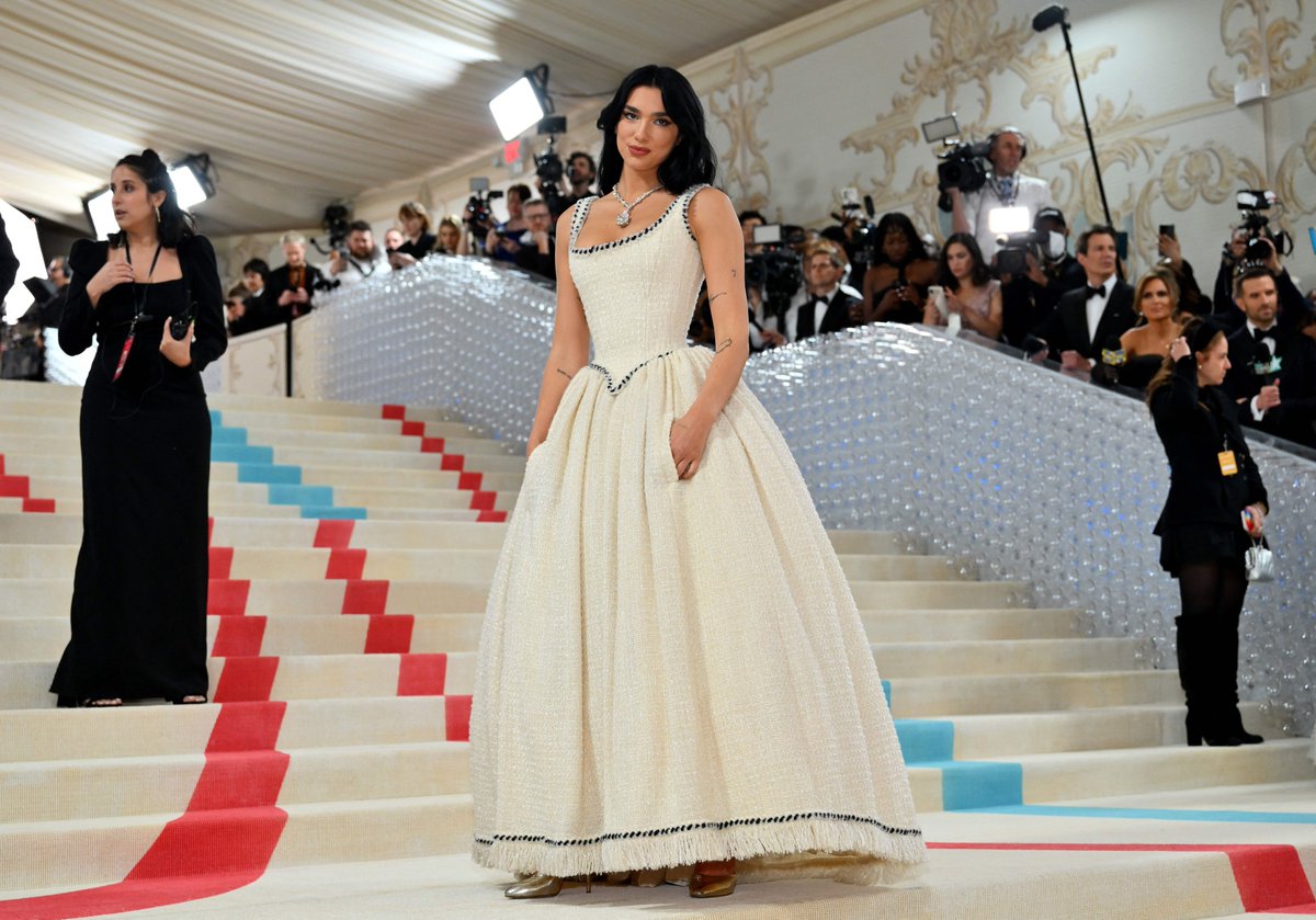 Mommy? Sorry... MOMMY!?!?! 🔥😍 <a href="/DUALIPA/">DUA LIPA</a> #MetGala #MetGala2023