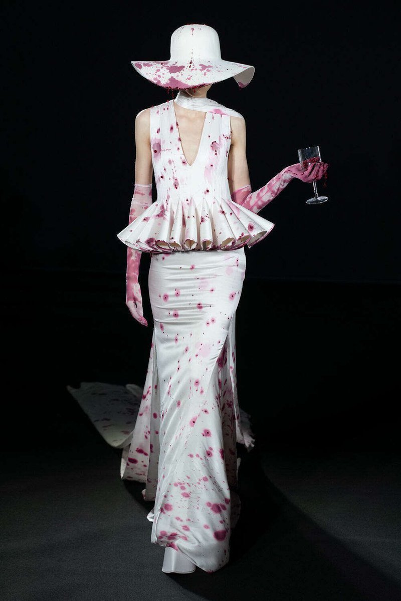 jacquemusx's tweet photo. THIS IS NOT A DRILL! THE ROBERT WUN COUTURE WINE DRESS MADE IT TO THE #METGALA !! https://t.co/m5PVu4lkwu