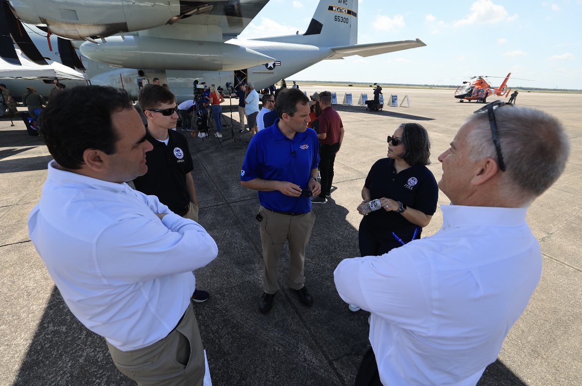 femaregion6RA's tweet image. Happy to be with Hurricane Awareness Tour which kicked off today in #Texas!

👉With only one month until the start of hurricane season take the time now and make sure your family is prepared. #HurricanePreparednessWeek