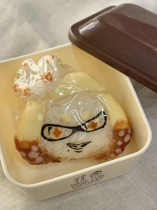 久しぶりに朝から子供のおにぎり弁当制作。 子供からのオーダーは 「スプラトゥーンのヒメ」 むずっっw #スプラトゥーン #キャラ弁 #おにぎり