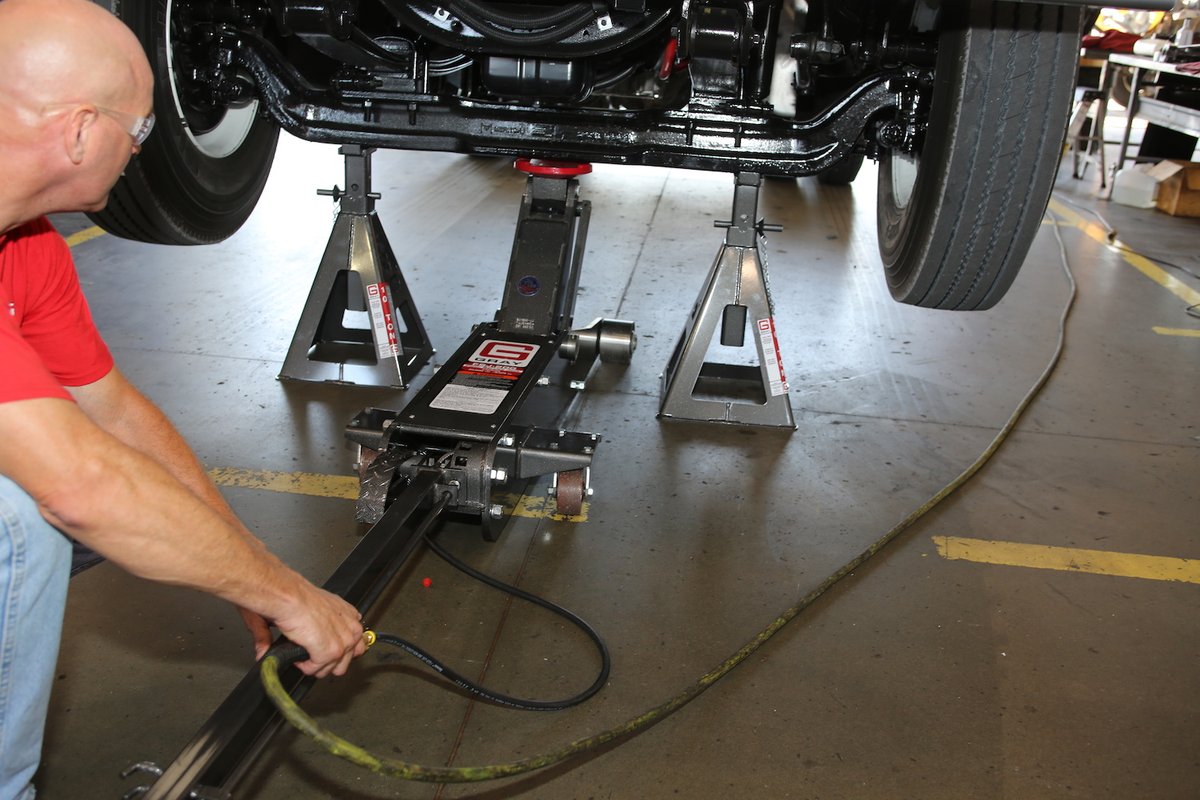 graymfginc's tweet photo. Every shop has floor jacks, but do they have the best? Gray floor service jacks have set the industry standard over the years and won't disappoint. #FloorJack #TruckJack https://t.co/6aIpRpz90f
