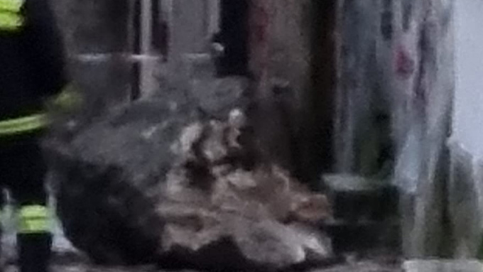 TG24info's tweet image. #Sora – Paura in via Gelsi, si stacca grosso #masso e sfiora tetto di una casa | tg24.info tg24.info/sora-paura-in-… #caduta