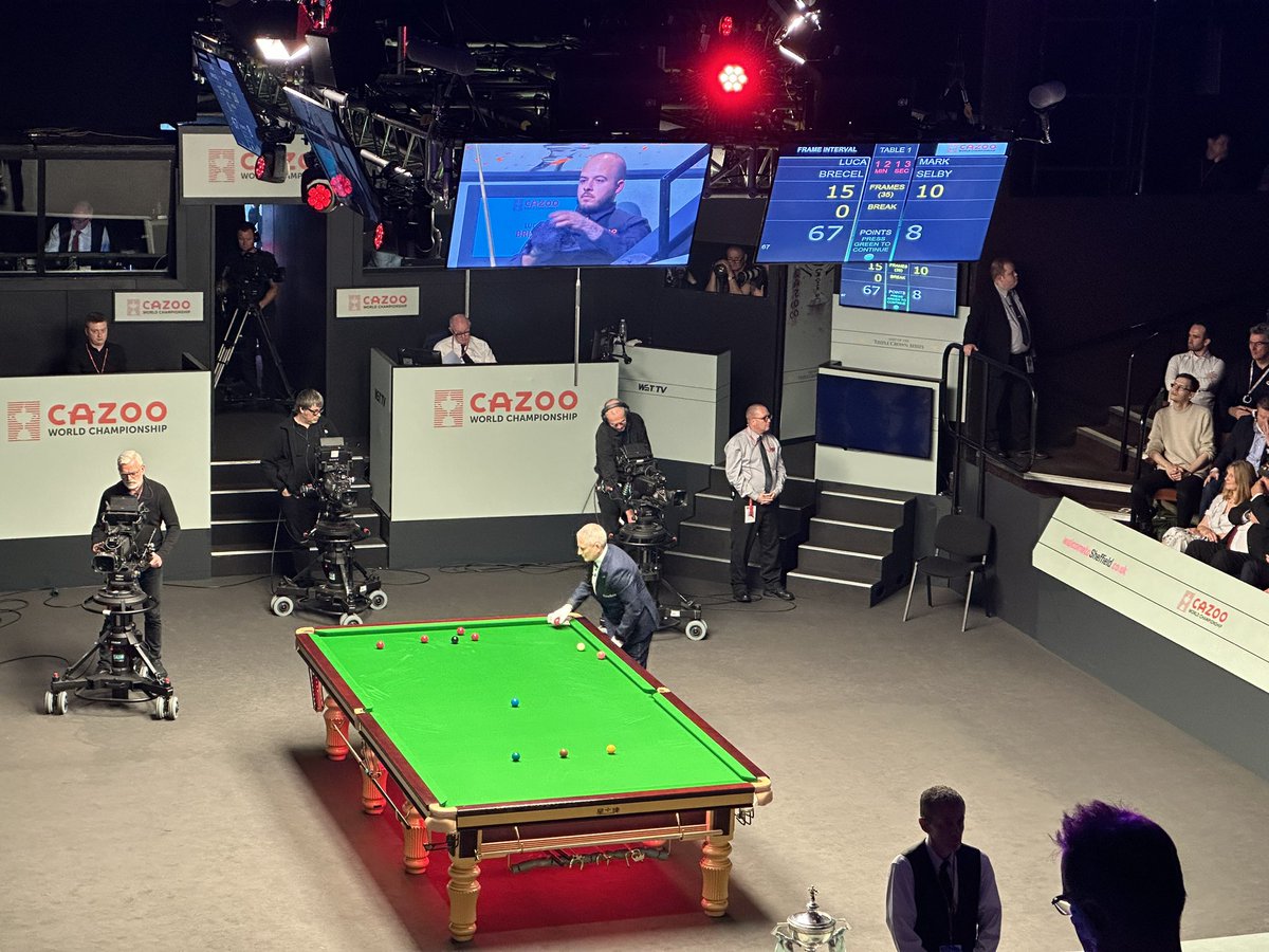 De ballen worden klaargelegd na een magnifieke winnende  67 break door de Belg. 16-10 voor Luca Brecel.