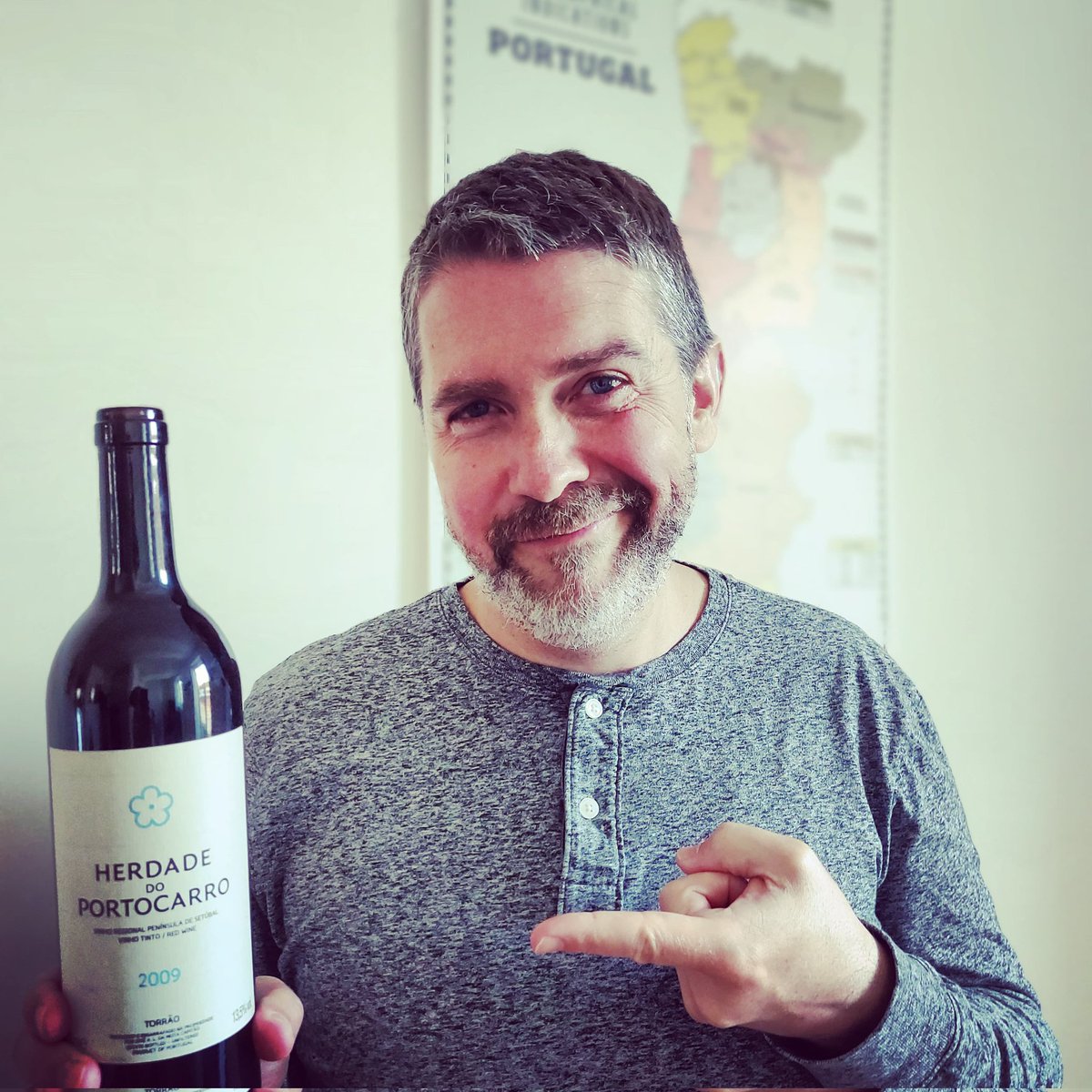 Birthday wine for the birthday boy. 2009 Herdade do Portocarro for the win! In a beautiful place. The wine, not this ever-graying beard...
Well, Saúde!
#Portugal #PortugueseWine #Wine #PeninsulaDeSetubal #SetubalWines #CoastalWine #Aragonês #Tempranillo #Alfrocheiro #Cabernet