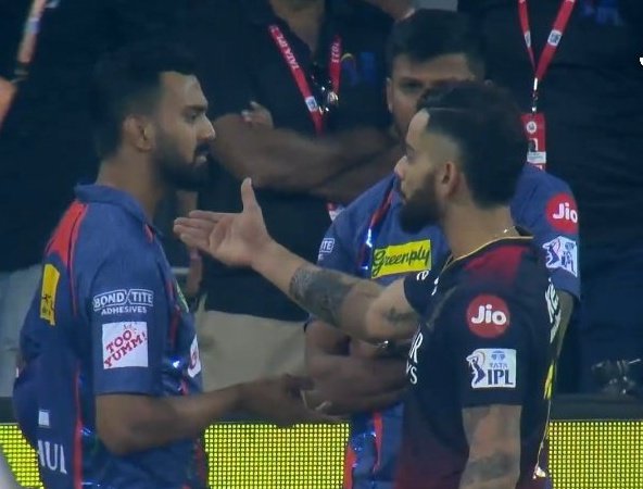 jumankl's tweet photo. Looks like KL Rahul was saying to not fight and saying Virat to calm down.

KL Rahul - the gentleman, the man with golden heart! ❤️ https://t.co/a12IhDNgZI