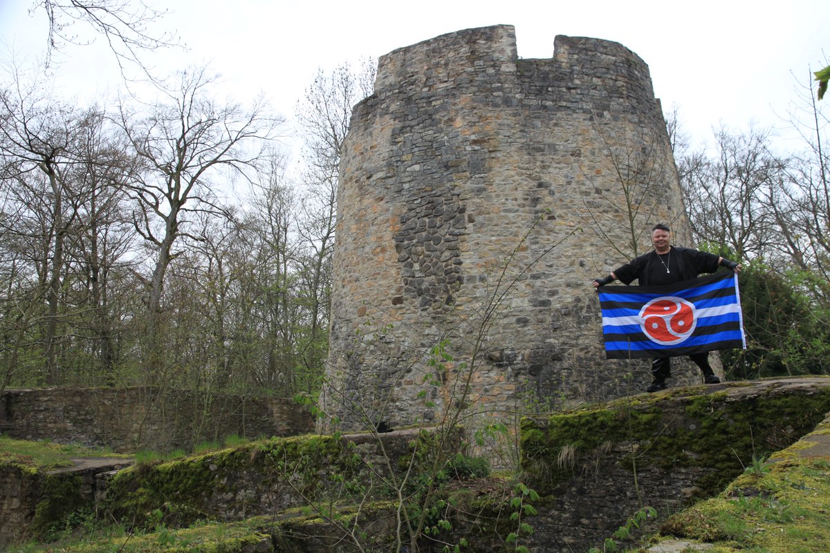 DominusDaniel's tweet photo. Mich hatte mal wieder der Drang danach getrieben eine Burg zu besetzen, natürlich hatte ich auch gleich die passende Fahne im Petto 😎

#medievalcastle #bdsmflag, #medieval, #iburg, #iburgbaddriburg, #freizeitfun, #recreationalfun, #gothiclifestyle, #gothic. https://t.co/MYJd3o3XbF