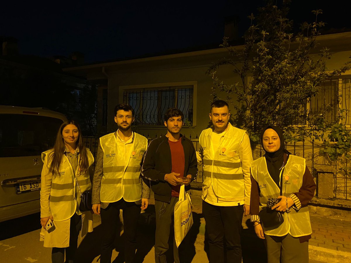 akgncyenisehir's tweet photo. İlk kez oy kullanacak genç kardeşlerimizin sürpriz yaparak doğum günlerini kutlamaya devam ediyoruz. İyi ki doğdunuz gençler daha yürüyecek çok yolumuz var.🎂 https://t.co/1PhUbXeDlg