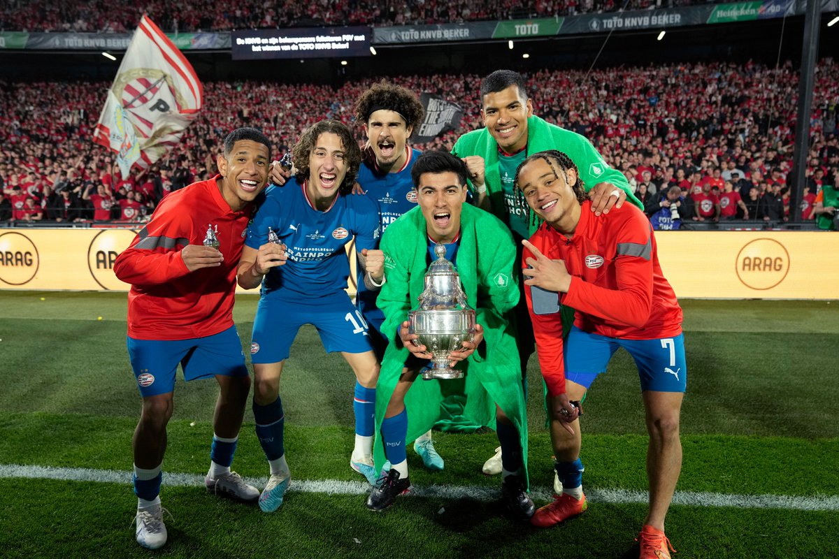 PSVespanol's tweet photo. La banda latina 🌎
#AJAPSV #YaMeBi https://t.co/pz55XjBibX
