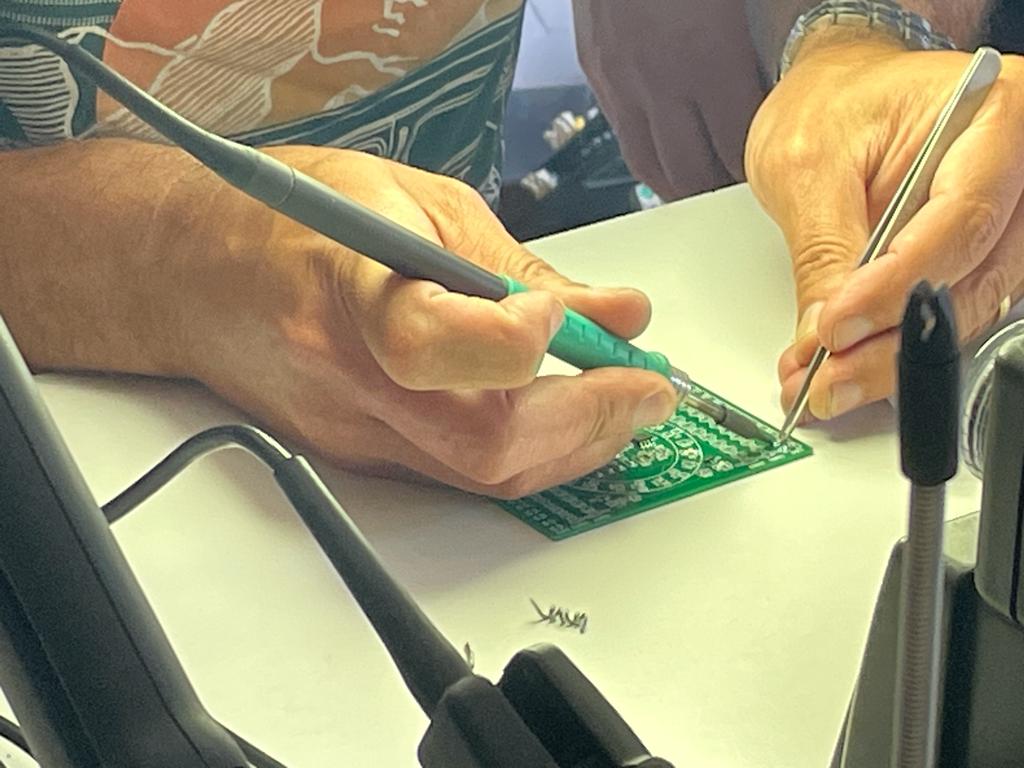 El profesorado de #Informática siempre aprendiendo.

Curso de reparaciones básicas de portátiles, smartphones y tablets organizado por el <a href="/FpCEPSantander/">FpCEPSantander</a> que se está realizando en el <a href="/IesAgl/">ies_agl</a>