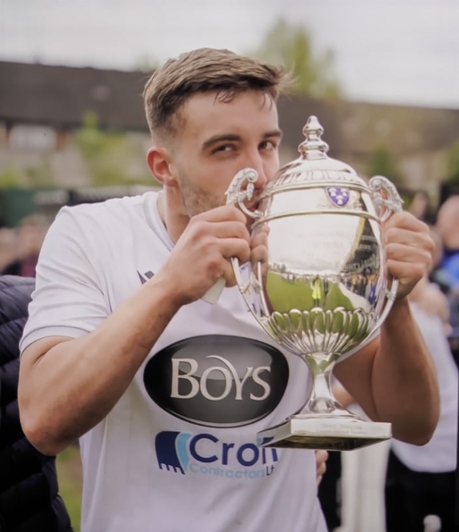 _JoeyFallon's tweet photo. Doesn’t matter what level of football you play at, it’s all about winning trophies🏆. That’s why everyone gives up their time every week. Thank you to everyone behind the scenes and who’s supported us who have been disrespected this season🖤 1 down✅ https://t.co/n6MQQiVsxs