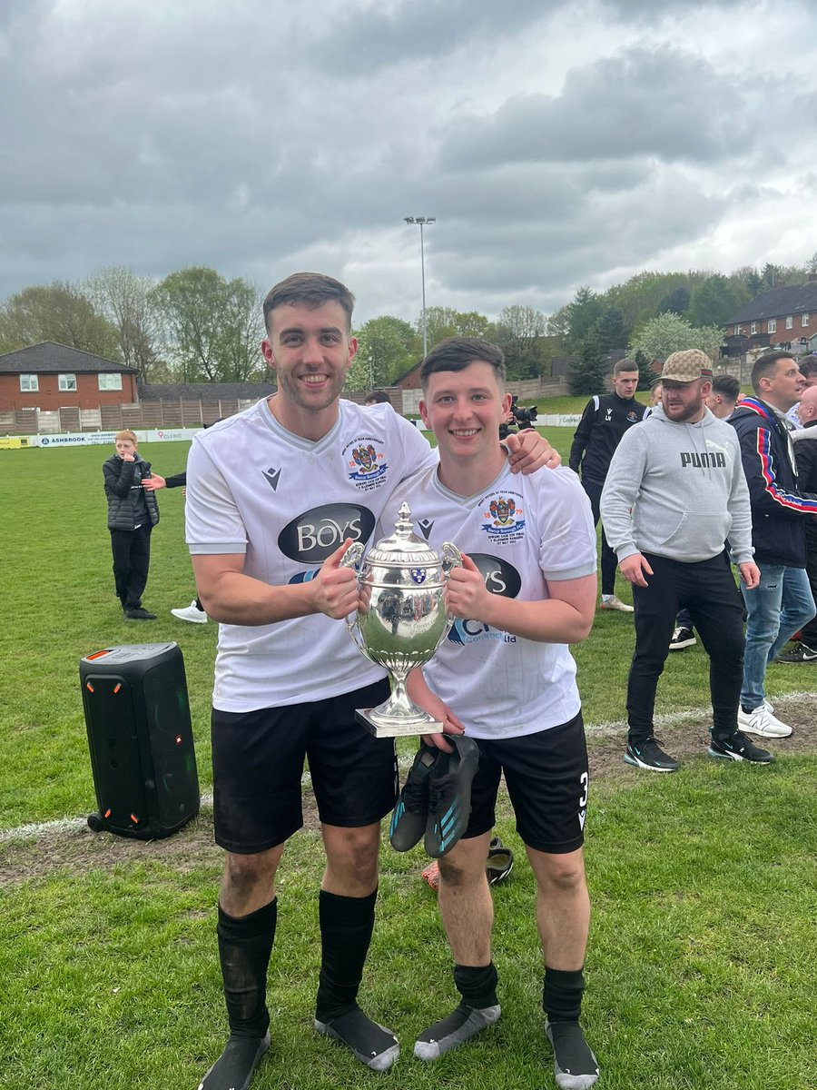 _JoeyFallon's tweet photo. Doesn’t matter what level of football you play at, it’s all about winning trophies🏆. That’s why everyone gives up their time every week. Thank you to everyone behind the scenes and who’s supported us who have been disrespected this season🖤 1 down✅ https://t.co/n6MQQiVsxs