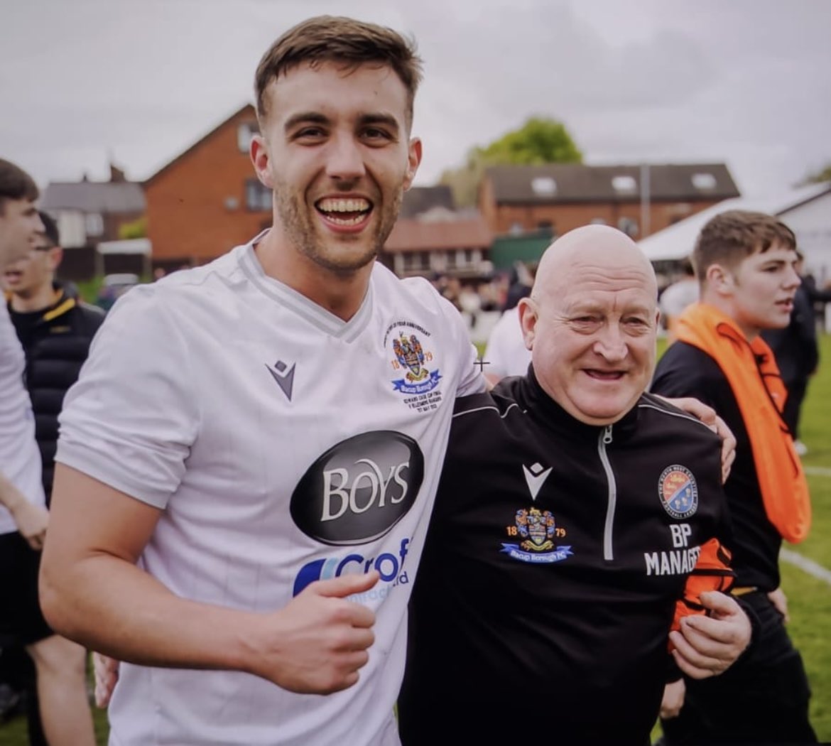 _JoeyFallon's tweet photo. Doesn’t matter what level of football you play at, it’s all about winning trophies🏆. That’s why everyone gives up their time every week. Thank you to everyone behind the scenes and who’s supported us who have been disrespected this season🖤 1 down✅ https://t.co/n6MQQiVsxs