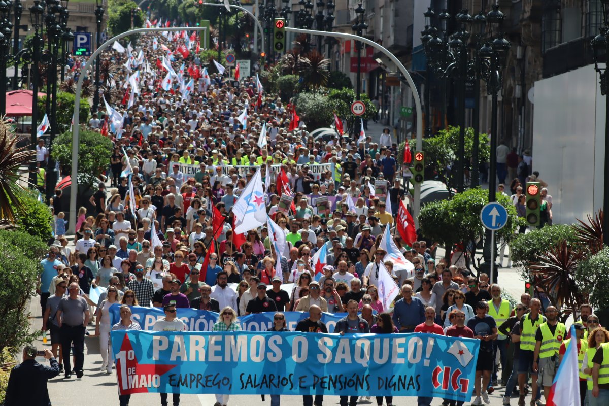 galizaCIG's tweet photo. ✊🏻A clase traballadora galega toma as rúas no 1º de Maio convocada pola CIG para reclamar emprego, salarios e pensións dignas

🗣️Varios milleiros de persoas mobilizáronse en 15 localidades no Día Internacionalismo Proletario co lema 'Paremos o saqueo!'

���️ https://t.co/OgxPy7AEUu https://t.co/JKo2RhdDoC