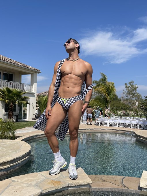 FvEBd1yaUAQ_Jh7?format=jpg&name=small