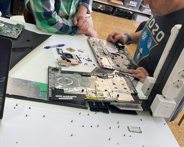 fpaglinformati1's tweet photo. El profesorado de #Informática siempre aprendiendo.

Curso de reparaciones básicas de portátiles, smartphones y tablets organizado por el @FpCEPSantander que se está realizando en el @IesAgl https://t.co/11Buyl92JY