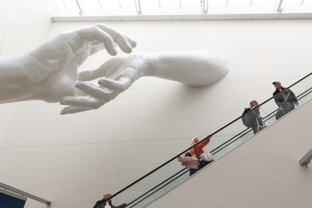 PaceGallery's tweet photo. "REACH," a new sculpture by #HankWillisTomas and #CobyKennedy, invites travelers to feel welcomed, represented, and inspired as they arrive at Chicago O'Hare airport.
Learn more about the installation here: https://t.co/Tof7dwsYqd https://t.co/DkYEE7esG5