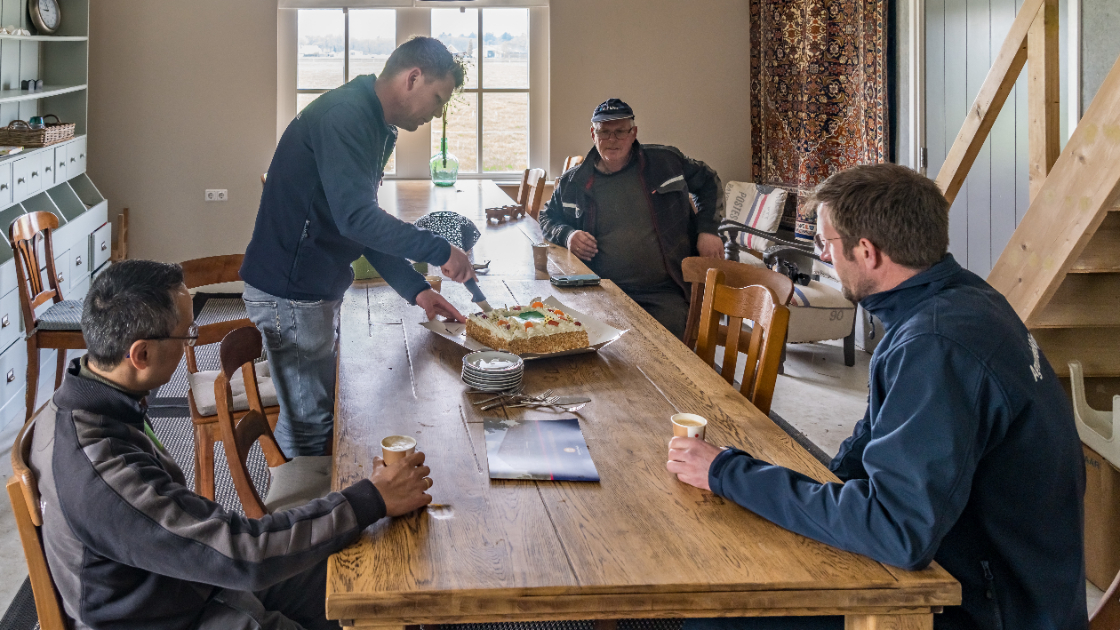 💪 Na twee maanden voorbereiden en proefdraaien is de eerste vracht biologische rundveevoeders vanuit Helvoirt afgeleverd. De vracht voeders is geleverd bij biologisch melkveebedrijf Vels in Voorthuizen. Steef en Heleen Vels melken 60 Fleckvieh-koeien.  👉 bit.ly/3oUEou6