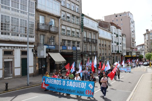 galizaCIG's tweet photo. ✊🏻A clase traballadora galega toma as rúas no 1º de Maio convocada pola CIG para reclamar emprego, salarios e pensións dignas

🗣️Varios milleiros de persoas mobilizáronse en 15 localidades no Día Internacionalismo Proletario co lema 'Paremos o saqueo!'

���️ https://t.co/OgxPy7AEUu https://t.co/JKo2RhdDoC