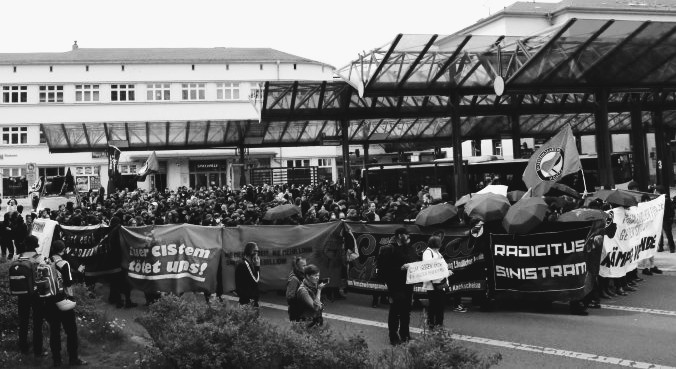 eM_aka_zero's tweet photo. Eine kraftvolle Demo mit ca. 700 TN heute in #gera #g0105, die sofort gestoppt, drangsaliert und letztlich gekesselt wurde. Die #fcknzs dagegen bekamen den roten Teppich ausgerollt.  Was ist da los @bodoramelow ? https://t.co/khnhljJahX