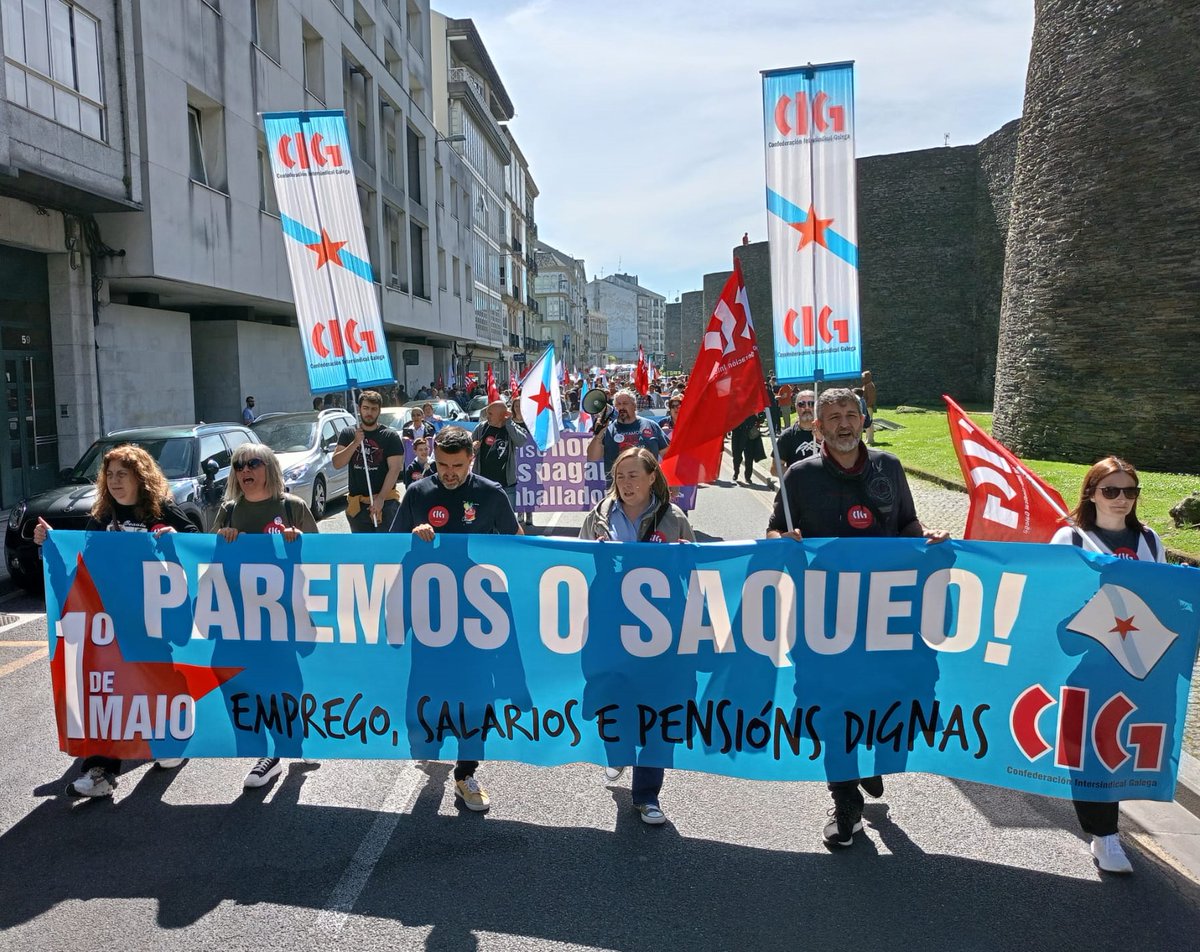 galizaCIG's tweet photo. ✊🏻A clase traballadora galega toma as rúas no 1º de Maio convocada pola CIG para reclamar emprego, salarios e pensións dignas

🗣️Varios milleiros de persoas mobilizáronse en 15 localidades no Día Internacionalismo Proletario co lema 'Paremos o saqueo!'

���️ https://t.co/OgxPy7AEUu https://t.co/JKo2RhdDoC