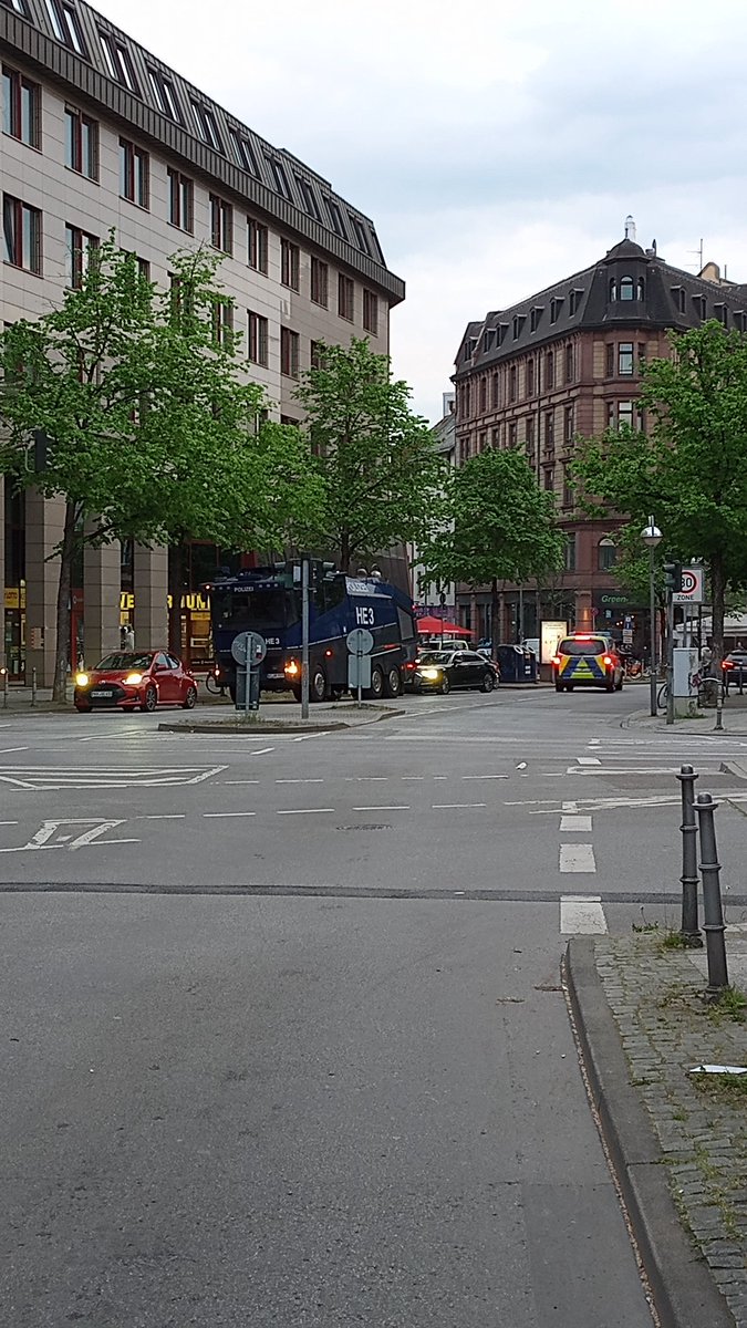 beobachterffm's tweet photo. Der Wasserwerfer fährt nun auch nachhause.

#ffm0105 #1Mai https://t.co/Lisa2DhTAU