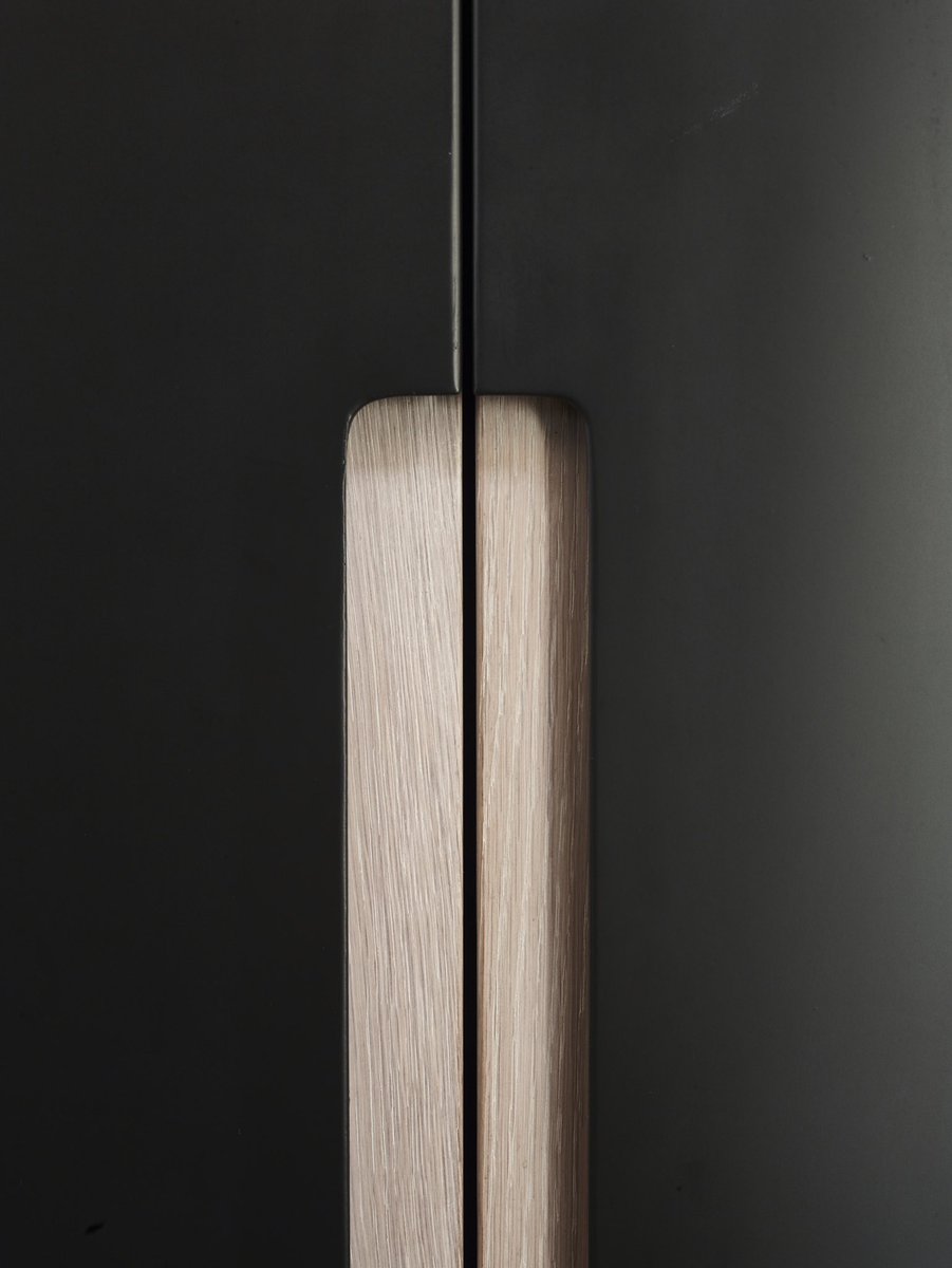 roundhouse_dsgn's tweet photo. A modern kitchen inspired by the impressive oak vaulted ceiling. The design is accented with a similar toned whitewashed oak for the recessed handles, cabinet handrails and sideboard to create a visual connection with the kitchen.
#roundhousedesign #kitchen #kitchendesign https://t.co/6t8jjNx8it