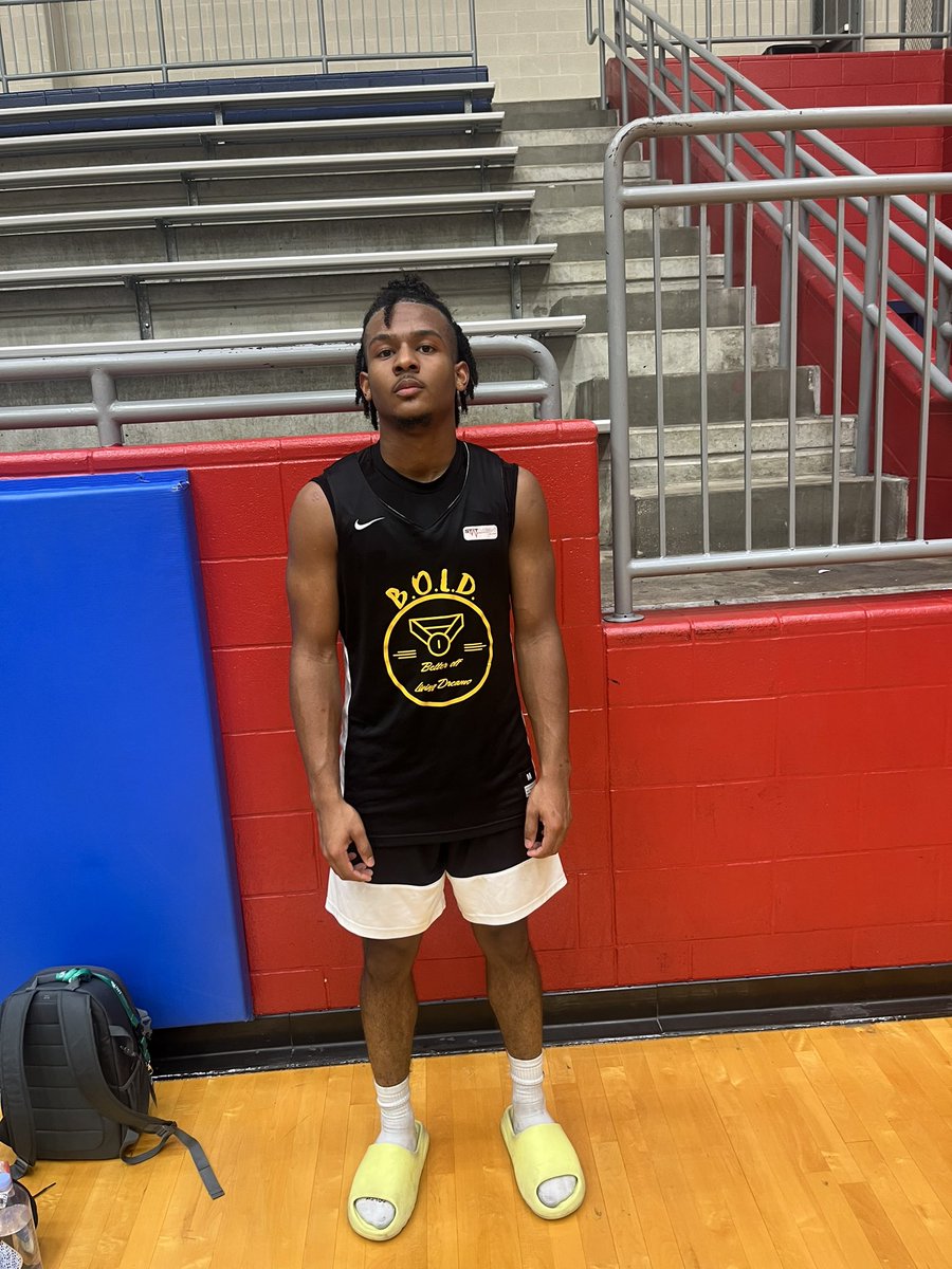 🚨Dallas Hoop Scene NextUp🚨

<a href="/QuincyJonesJr0/">Quincy Jones Jr</a>, a guard in the Class of 2024, showcased his skills at #GASOLive2 with Team Bold 🚀Excelled in the half court, he's a true point guard who can make the defense pay from distance‼️