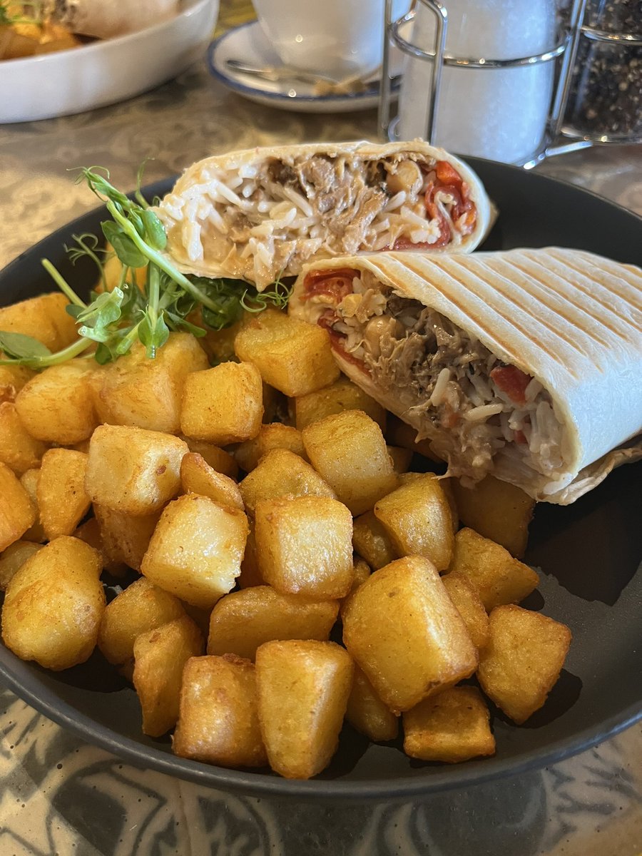 ColeFey's tweet photo. Children have been off with friends for the day so itβs been a slow paced Monday full of reading, writing + a lunch date and stroll with my husband. Glad thereβs more bank holidays ahead, a happy routine πππ½π©· #chapteraday https://t.co/old24xRei1