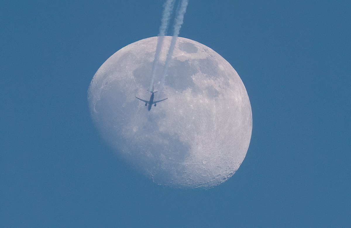 sgodfrey's tweet photo. I cannot explain to you how long I've waited to get a shot of a plane flying through the moon (as it were).  

Ironically I'd just looked at the moon and thought "good spot for it" and then a plane appears seconds later 😂 

I also had the 300mm attached to my lens in the kitchen in a moment of good fortune 📷🙏