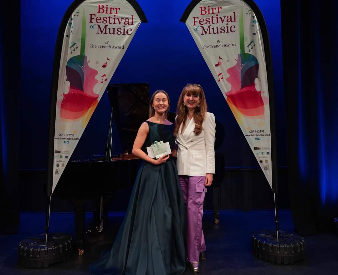 SandraOman1's tweet photo. What an incredible #trenchaward final @BirrFestofMusic last night. Privileged to be on a panel with #brunocaproni and #julianevans - knowledgeable, thoughtful, panelists. Thrilled to present the award to @ForrestViolin and the #lyonsclubaward to #deirdrehiggins https://t.co/KBI0CUCvKm