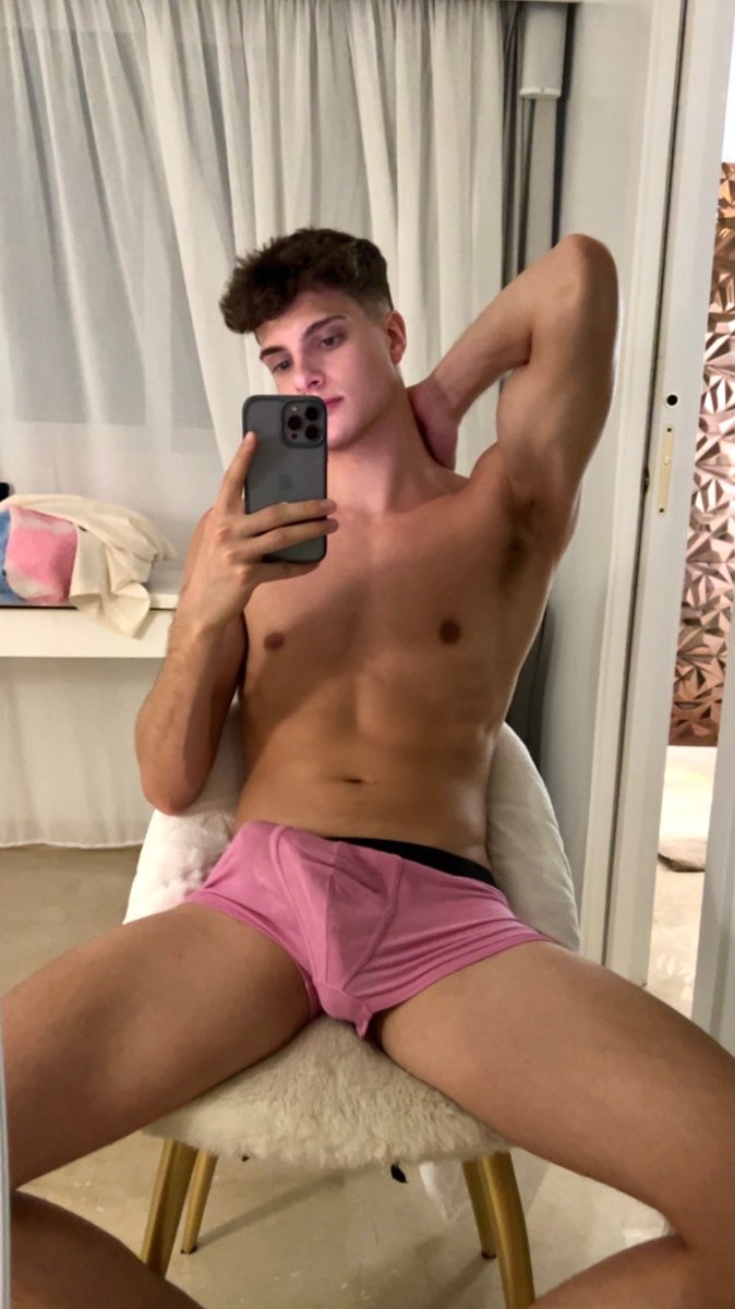 WhyattSteven's tweet photo. Wanna sit on my lap? 😏 #fitness https://t.co/dV3zWXu5Zy