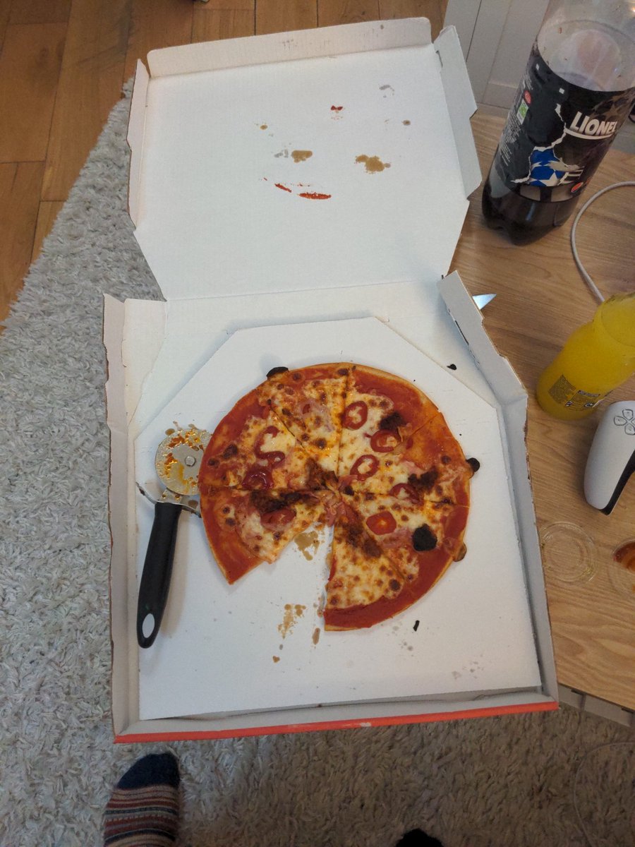 lturnermusic's tweet photo. @PizzaExpress the audacity to charge the same price for a GF base and give 50% of the size, because people have a legitimate dietary requirement that isn't a choice. And to NOT EVEN CUT IT?! Piss take. Btw thanks for the free pizza cutter. https://t.co/JvBffWFyCU