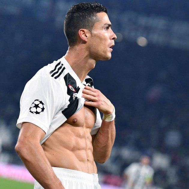 ElInmortal____'s tweet photo. Cristiano Ronaldo con 35 años marcó 29 goles en la Serie A.

Messi con 35 ha marcado 21 goles en la Liga de granjeros francesa...en 2 temporadas.

Pero recuerda que Cristiano Ronaldo envejeció mucho peor que Messi. No dejes que la realidad te fastidie un buen relato. https://t.co/NCoL54H48Z