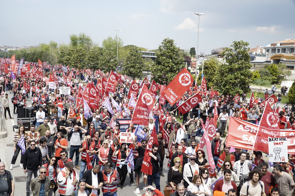 tipgenelmerkez's tweet photo. İstanbul, İzmir, Ankara, Antalya...

Türkiye'nin dört bir yanında işçilerin, gençlerin, kadınların sesi Türkiye İşçi Partisi kortejlerinden yükseldi.

Kurtuluşumuzun #1Mayıs'ı kutlu olsun!
#TİPSenin1MayısSenin https://t.co/Ra7ESQ0RlP