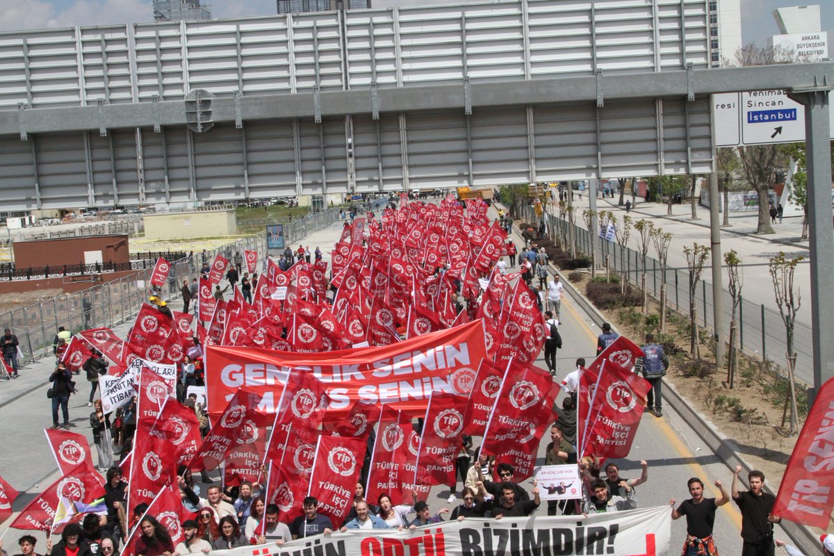 tipgenelmerkez's tweet photo. İstanbul, İzmir, Ankara, Antalya...

Türkiye'nin dört bir yanında işçilerin, gençlerin, kadınların sesi Türkiye İşçi Partisi kortejlerinden yükseldi.

Kurtuluşumuzun #1Mayıs'ı kutlu olsun!
#TİPSenin1MayısSenin https://t.co/Ra7ESQ0RlP