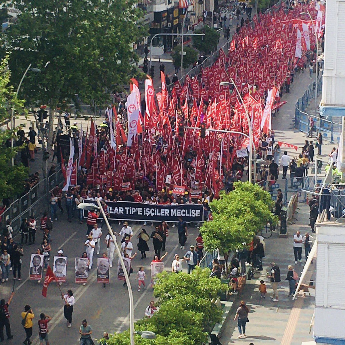 tipgenelmerkez's tweet photo. İstanbul, İzmir, Ankara, Antalya...

Türkiye'nin dört bir yanında işçilerin, gençlerin, kadınların sesi Türkiye İşçi Partisi kortejlerinden yükseldi.

Kurtuluşumuzun #1Mayıs'ı kutlu olsun!
#TİPSenin1MayısSenin https://t.co/Ra7ESQ0RlP