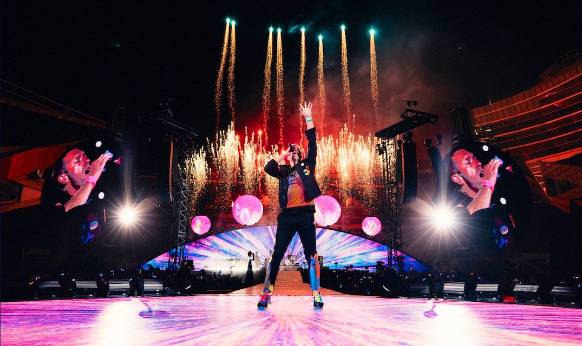 Daniel_Sassa's tweet photo. looks like we made it 💙 #Coldplay #Coldplay25 https://t.co/6MwklBVINx