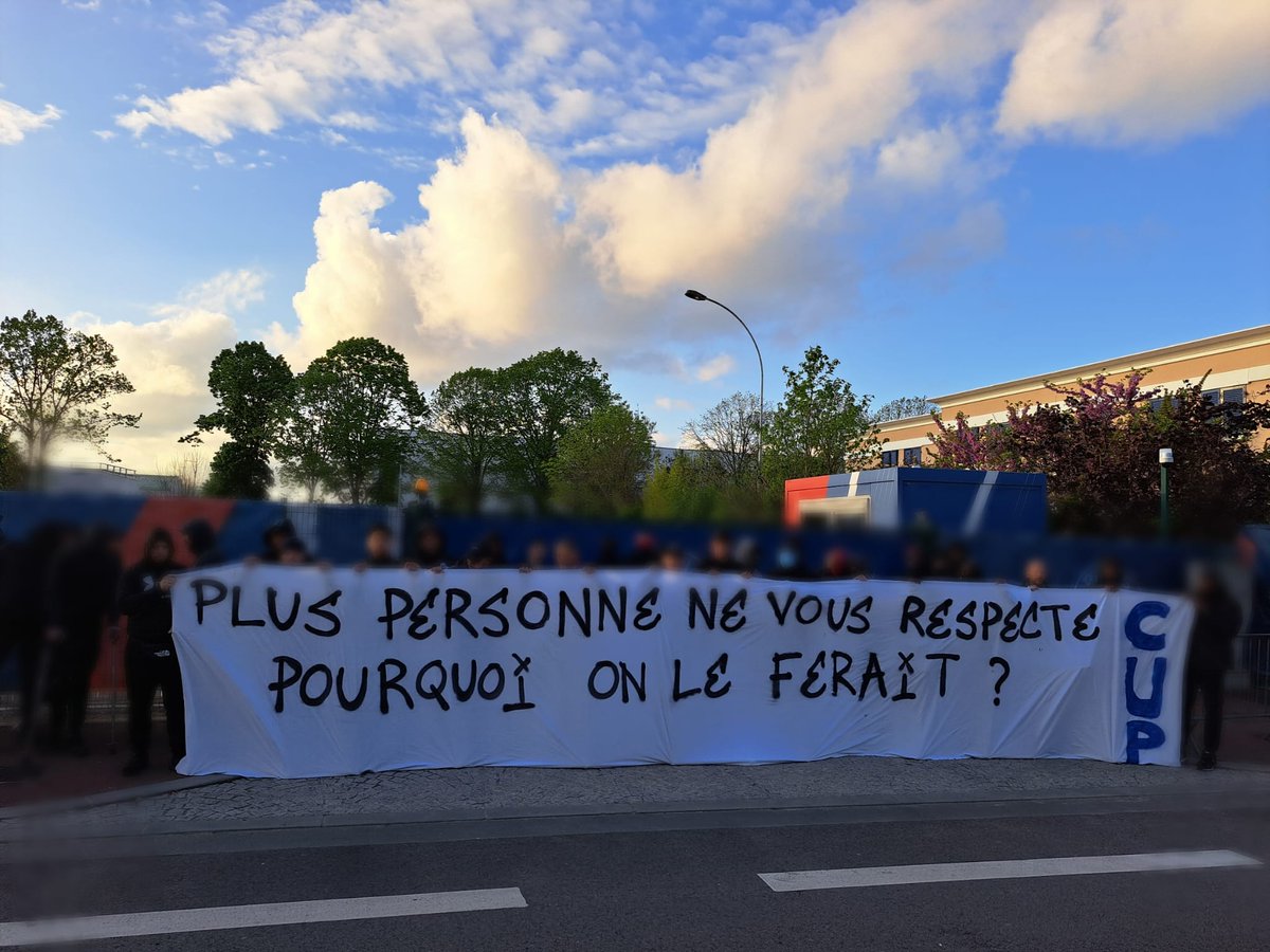 Co_Ultras_Paris's tweet image. 01/05/2023
Action Camps des Loges 

"LE RAS LE BOL AVANT LE RAZ DE MARÉE..."

"PLUS PERSONNE NE VOUS RESPECTE. POURQUOI ON LE FERAIT ?" 

"VOUS NE REPRÉSENTEZ EN RIEN NOTRE VILLE... QUI SE RECONNAIT DANS CE PSG ? CASSEZ VOUS " 

DIRECTION DÉMISSION !