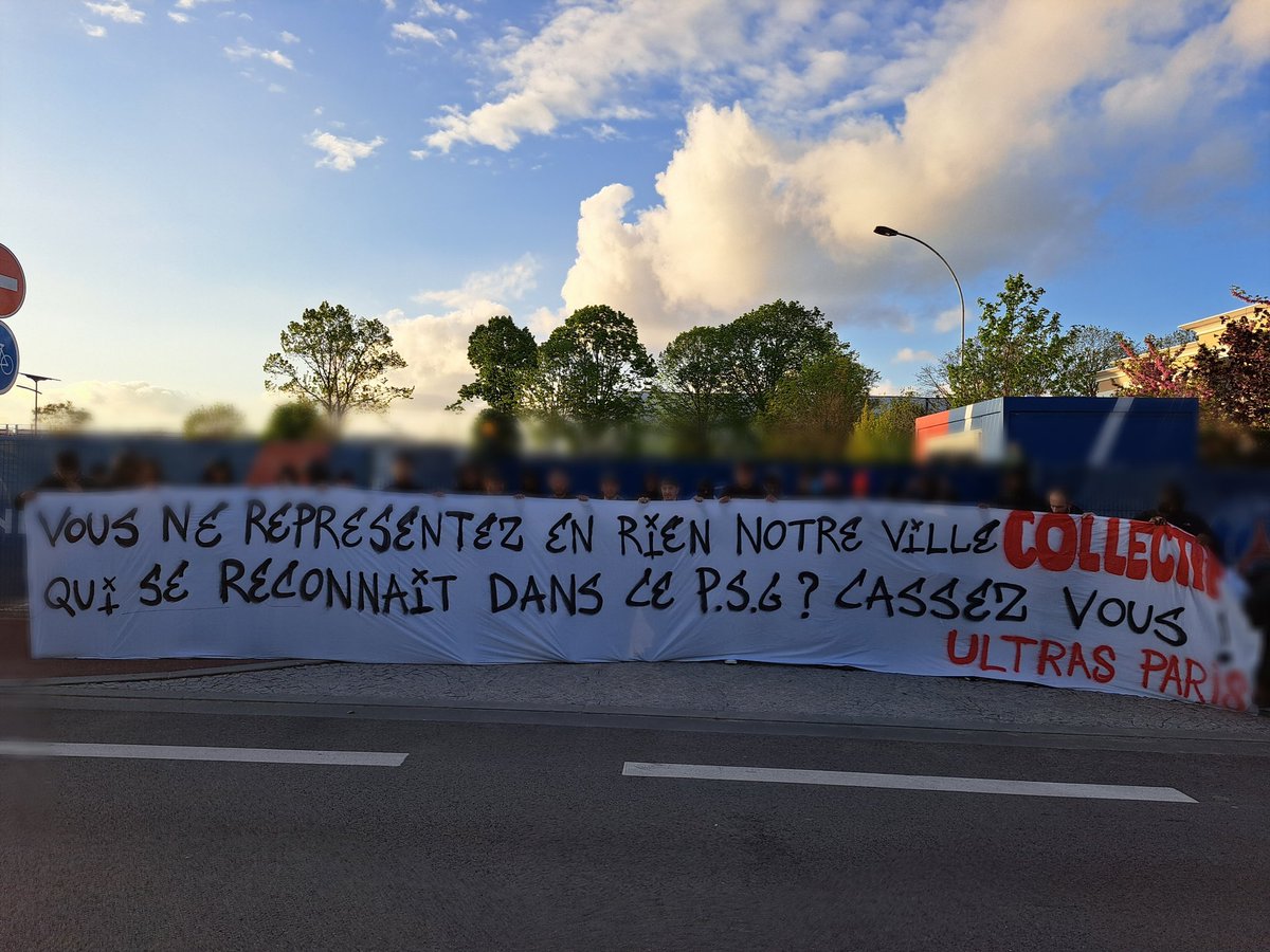 Co_Ultras_Paris's tweet image. 01/05/2023
Action Camps des Loges 

"LE RAS LE BOL AVANT LE RAZ DE MARÉE..."

"PLUS PERSONNE NE VOUS RESPECTE. POURQUOI ON LE FERAIT ?" 

"VOUS NE REPRÉSENTEZ EN RIEN NOTRE VILLE... QUI SE RECONNAIT DANS CE PSG ? CASSEZ VOUS " 

DIRECTION DÉMISSION !