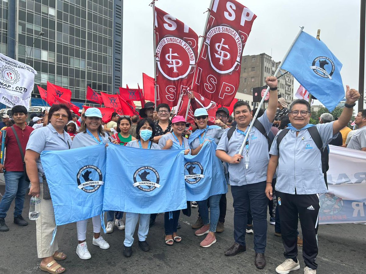 SinatemssPeru's tweet photo. ✅Tecnólogos Médicos de @EsSaludPeru , liderados por el #CENSinatemss, participaron de la marcha convocada por la @cgt_peru  por el #DíaInternacionalDelTrabajador 💪
Persistencia por la lucha de los derechos laborales y  erradicar la precariedad laboral de los trabajadores. 👍 https://t.co/ddODdvNm8Z