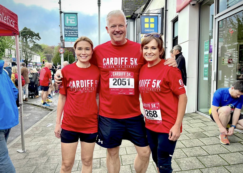 Sue_Charles's tweet photo. You don’t often get a stylish running T-shirt - but the #Cardiff5k one is pretty neat. Here’s @DerekTheWeather, @Emma_C_Thomas and I in ours!
Realise I now own more race tops that any other item of clothing… 🙈 https://t.co/D9BIwh4AX3