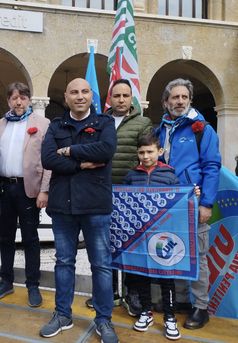 VincenzoCesare2's tweet photo. #PrimoMaggio a Bergamo con ⁦@sandrocolombi⁩ #uilnoncifermiamomai https://t.co/xjnXuSvNiB